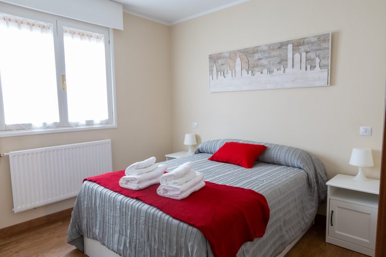 Apartamento en Cangas de Onís centro con habitación matrimonial moderna y luminosa