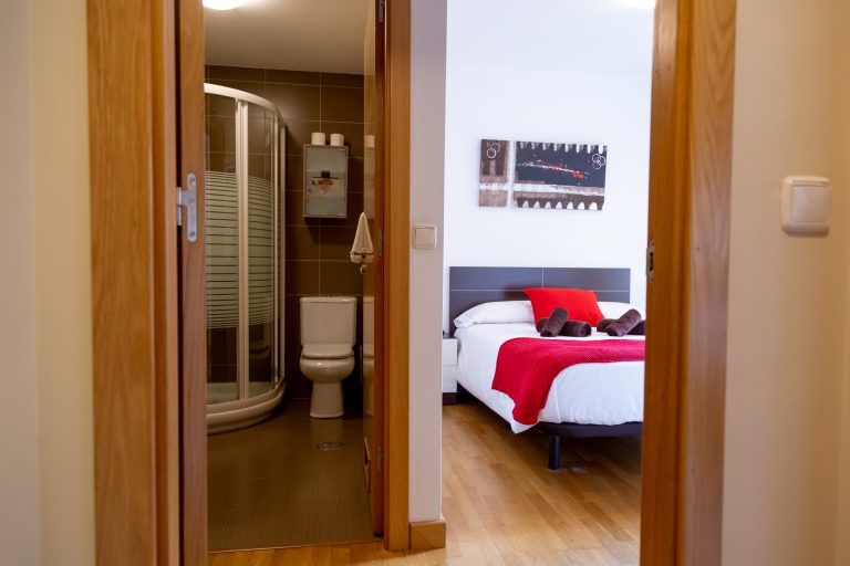 Apartamento en Cangas de Onís centro con habitación y baño en suite moderno