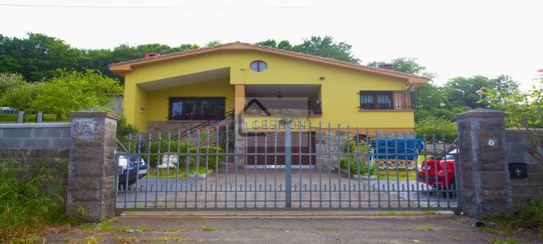 Casa en Cangas de Onís con jardín privado y fachada exterior en entorno de montaña