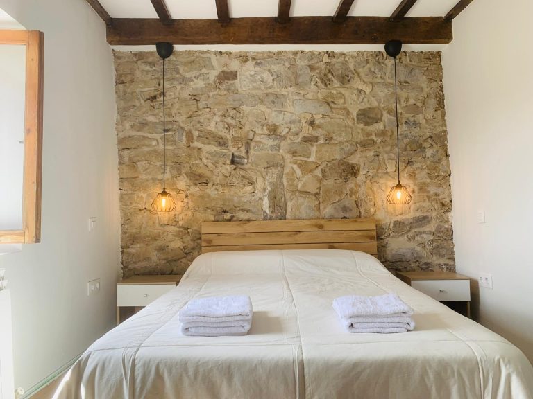 Habitación matrimonial Casa rural en Infiesto con entorno natural asturiano