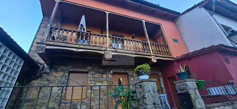 Casas rurales en Riosa con vistas a la montaña asturiana