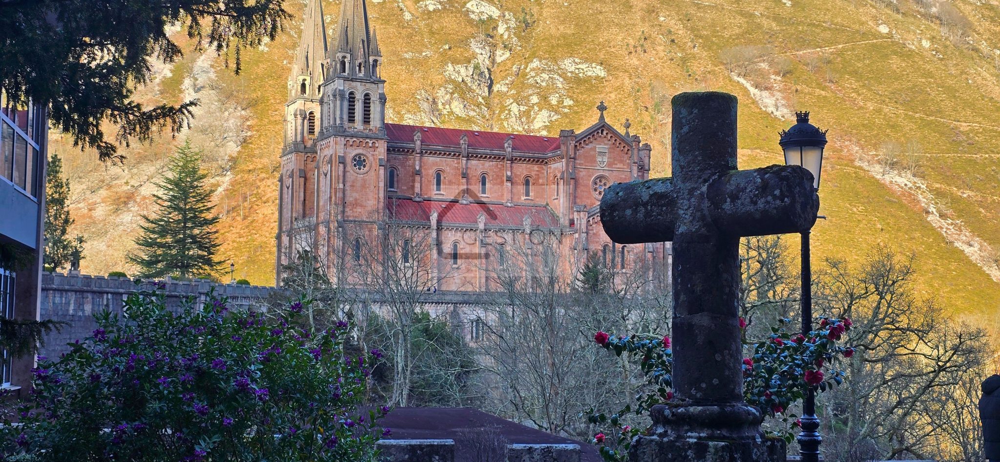 Santuario de Covadonga en los Picos de Europa cerca de Cangas de Onís Asturias