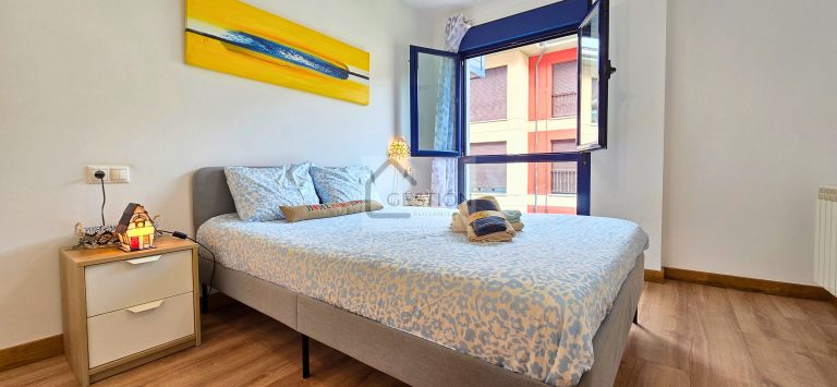 Apartamento en Ribadesella con habitación matrimonial y decoración moderna