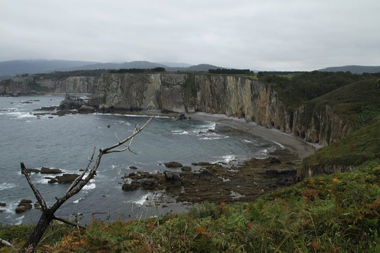 Casas rurales en Valdés cerca de Luarca junto a los acantilados del Cantábrico