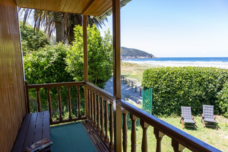 Casa en la Playa de Otur con jardín frente a la playa en Luarca