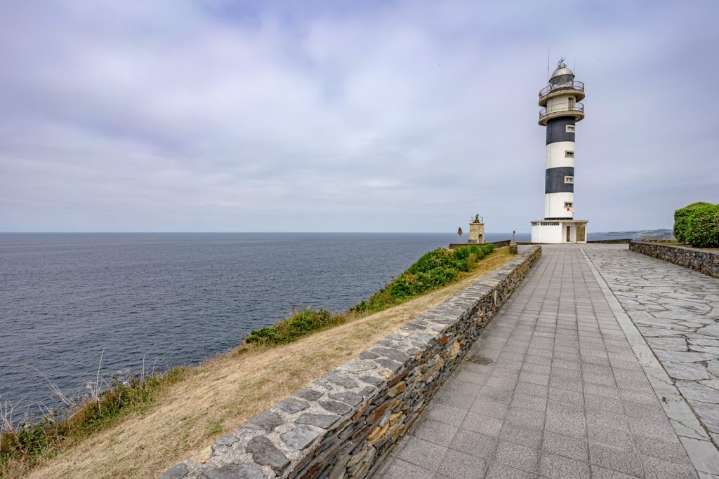 Faro de Ortiguera en Coaña, junto a nuestros alojamientos en Ortiguera, Asturias