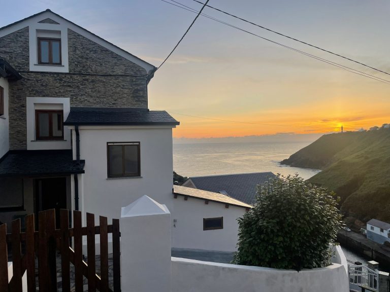 Casa Salitre frente al puerto de Ortiguera con vistas al mar Cantábrico